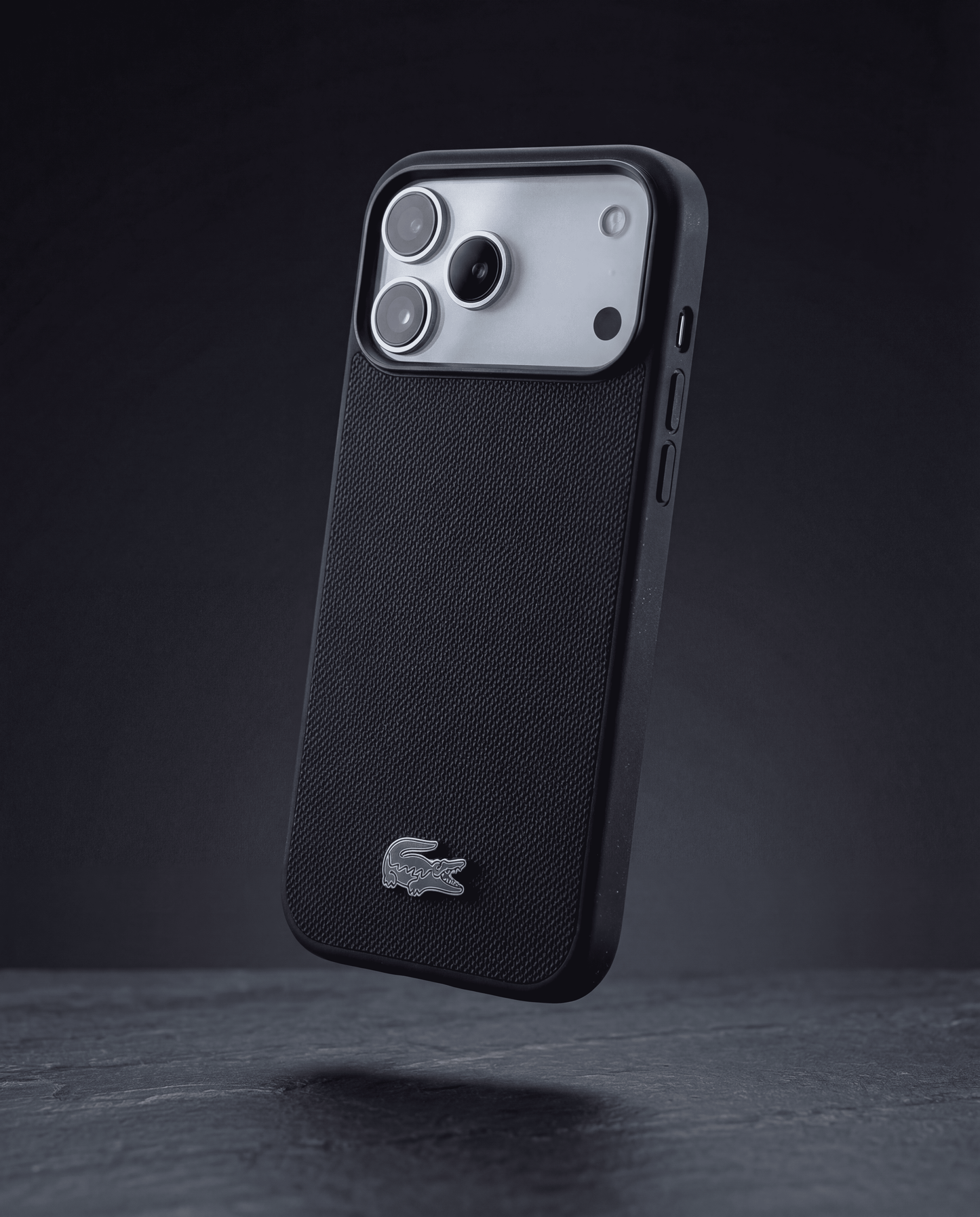 Case Lacoste Iconic Petit Piqué Negro para iPhone 17 Pro Max – Funda Rígida MagSafe con Logo Lacoste Lacado