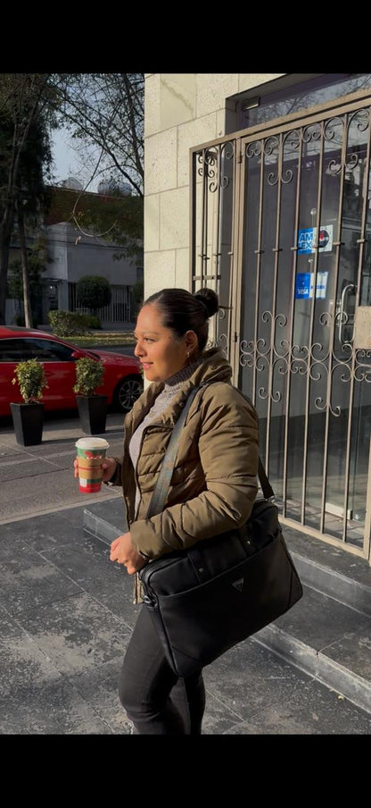 Ideal para la oficina o el día a día. Es elegante, resistente y combina con todo.